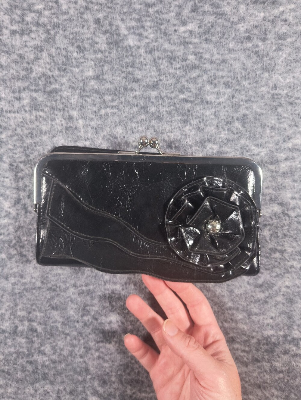 🔥BOGO Free🔥 Nicole Miller flower clutch wallet